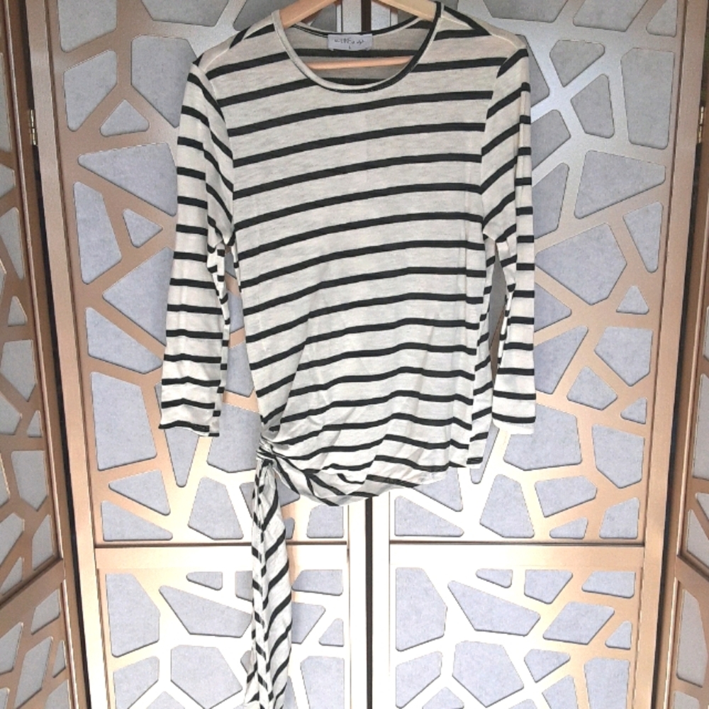 NWT Ivory/Black stripe crewneck with ruched detail
